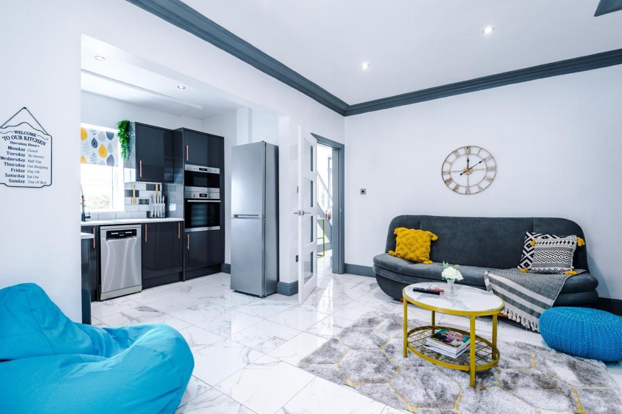 Only Family Groups - Pets Stay For Free - Sleeps 8 - Sofabed Blackpool Eksteriør billede