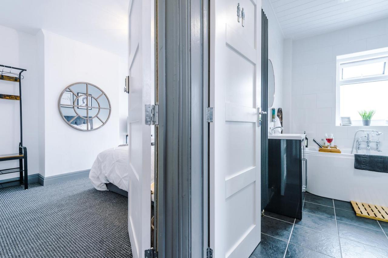 Only Family Groups - Pets Stay For Free - Sleeps 8 - Sofabed Blackpool Eksteriør billede