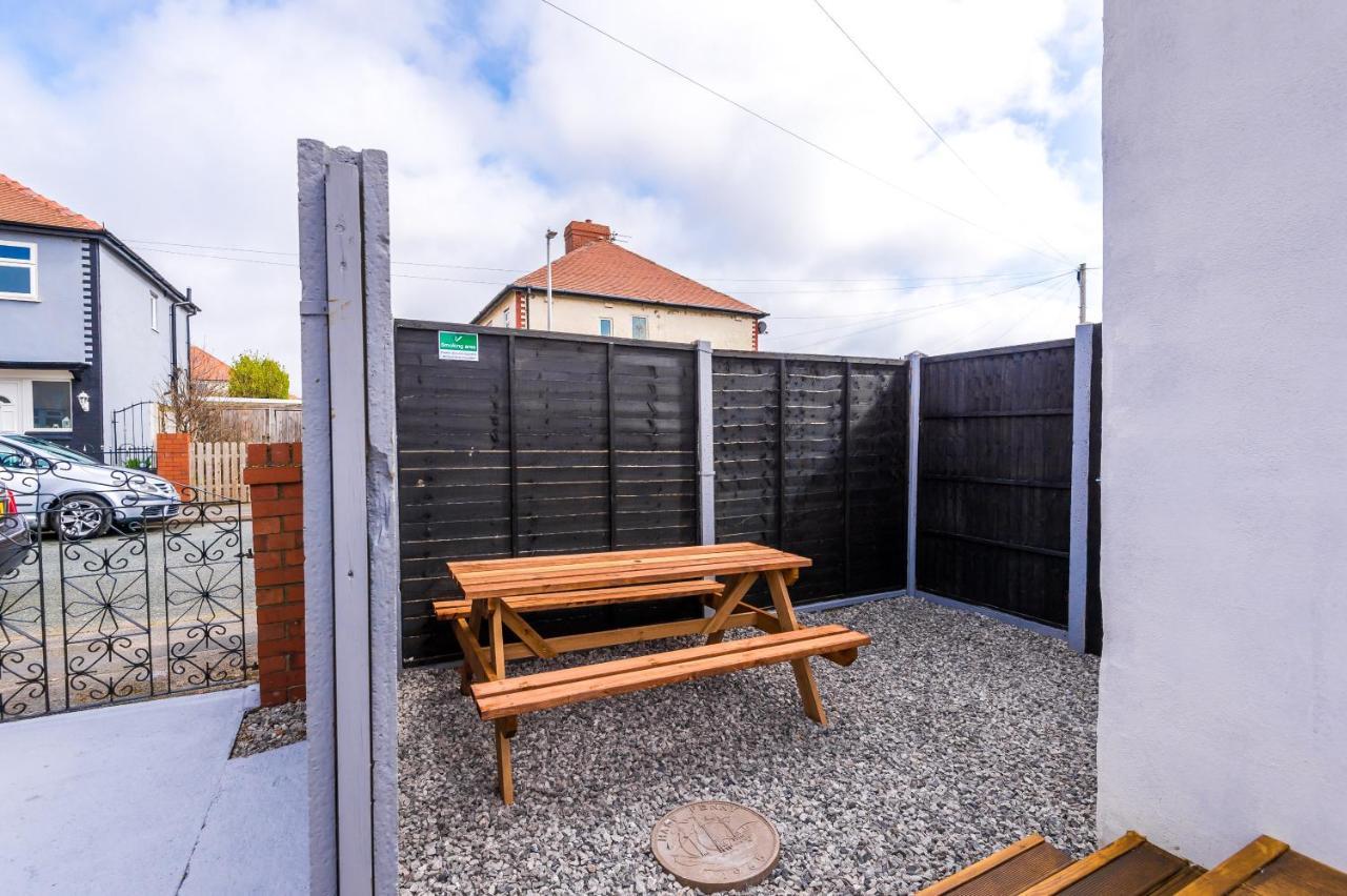 Only Family Groups - Pets Stay For Free - Sleeps 8 - Sofabed Blackpool Eksteriør billede